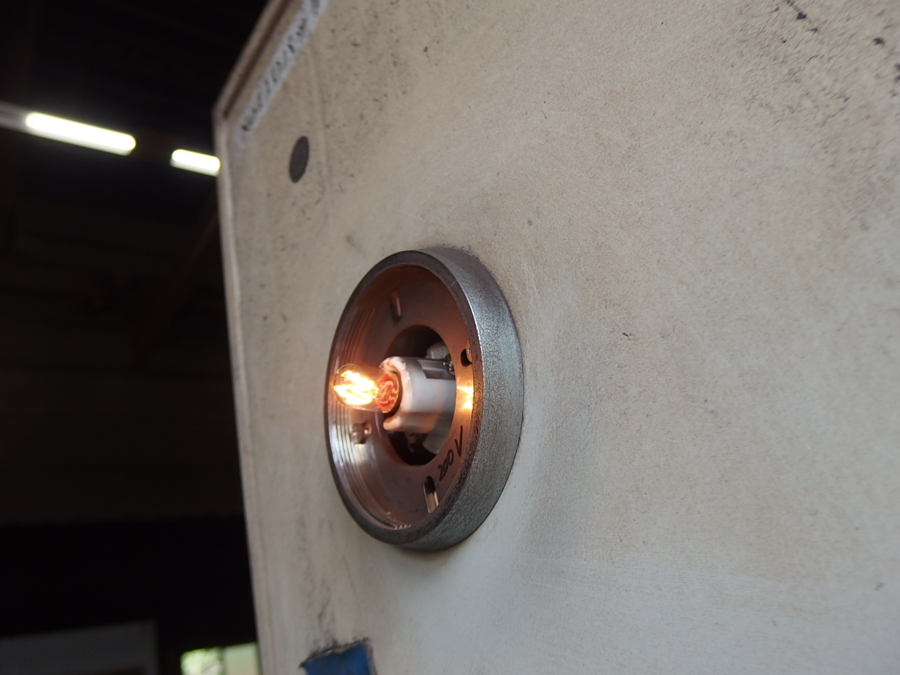 移動式粉末消火設備表示灯ランプ交換 画像2
